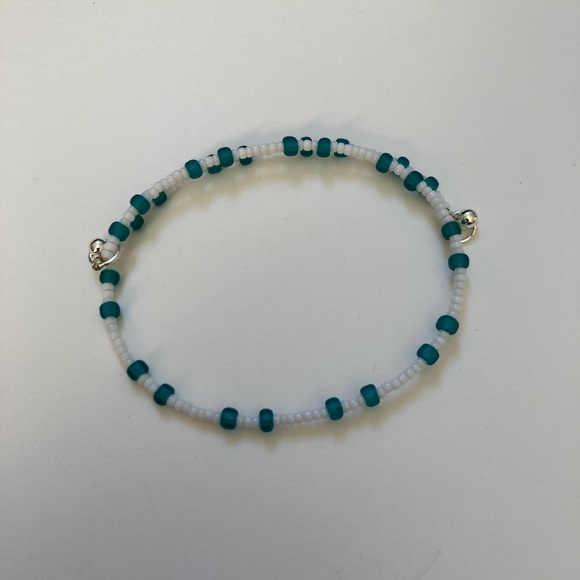 Single coil teal and white beaded bracelet - Picture 1 of 4